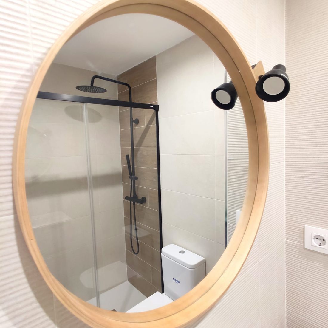 Rehabilita espejo de madera en baño